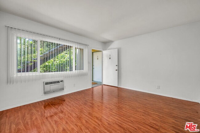 Building Photo - 1648 Edgecliffe Dr
