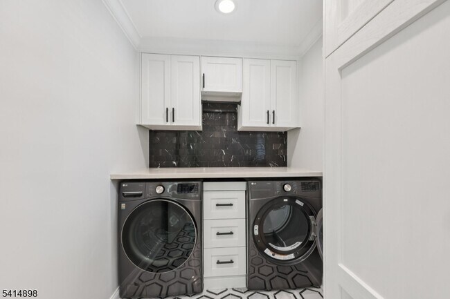 Building Photo - 5 Shores Rd