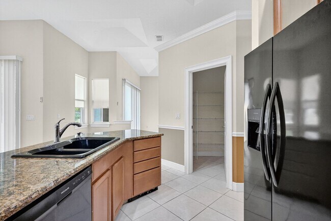 Building Photo - Large and Clean home on a corner lot. 3 Be...