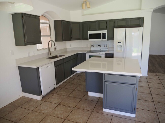 Building Photo - 3041 E Wahalla Ln