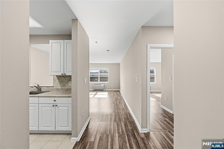 Building Photo - 905 River Rd