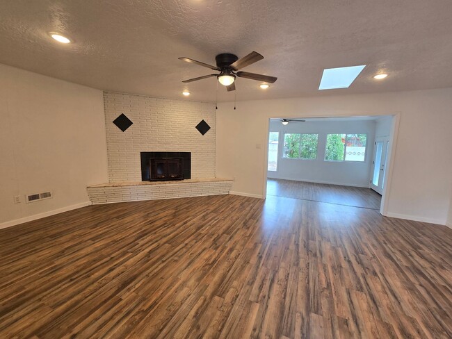 Building Photo - 2115 Perry Rd SW