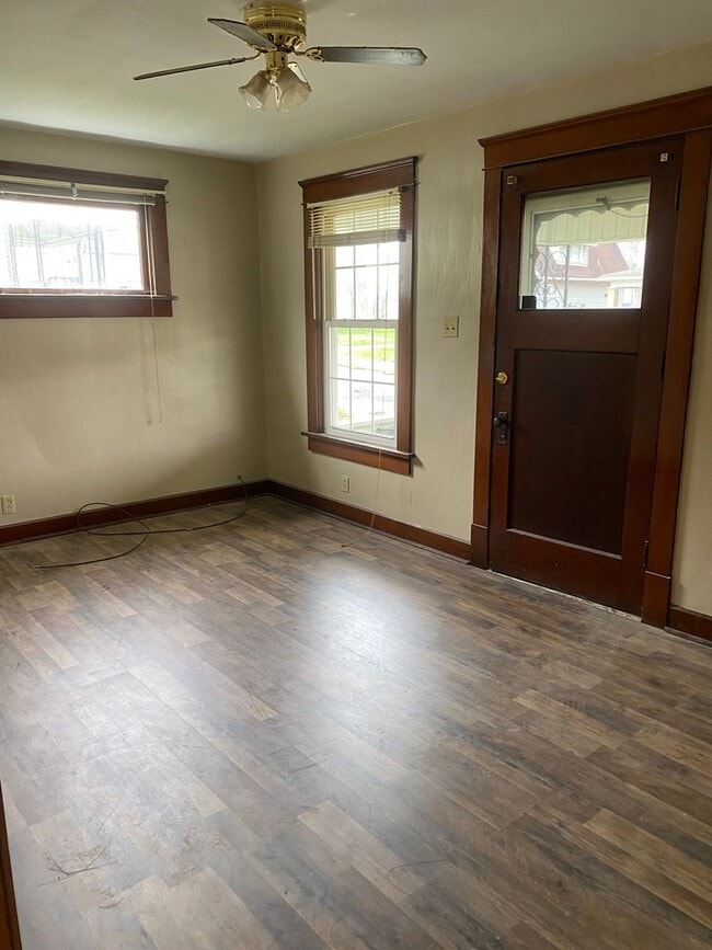 Building Photo - 1st Floor 1 Bedroom