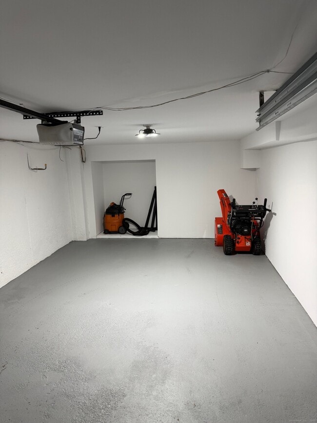 Building Photo - 36 Colonial Dr