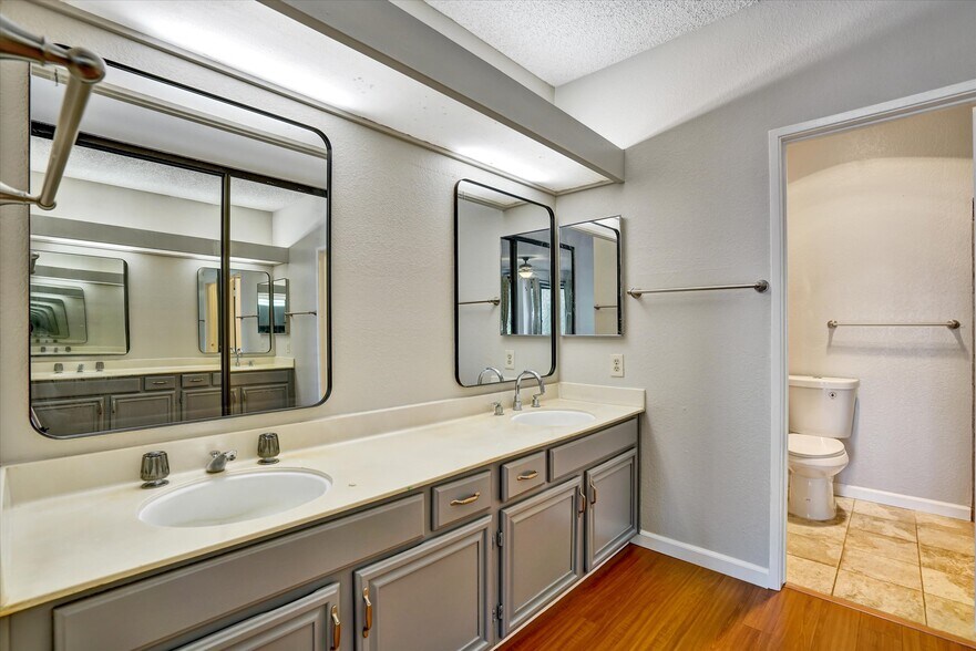 Building Photo - 3402 Pinewood Terrace