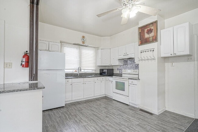 Building Photo - 121 Oak St