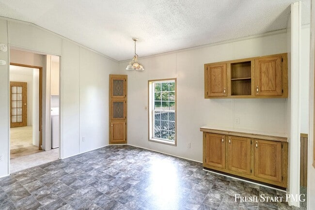 Building Photo - Freshly Renovated 2 Bed, 2 Bath Home on Ac...