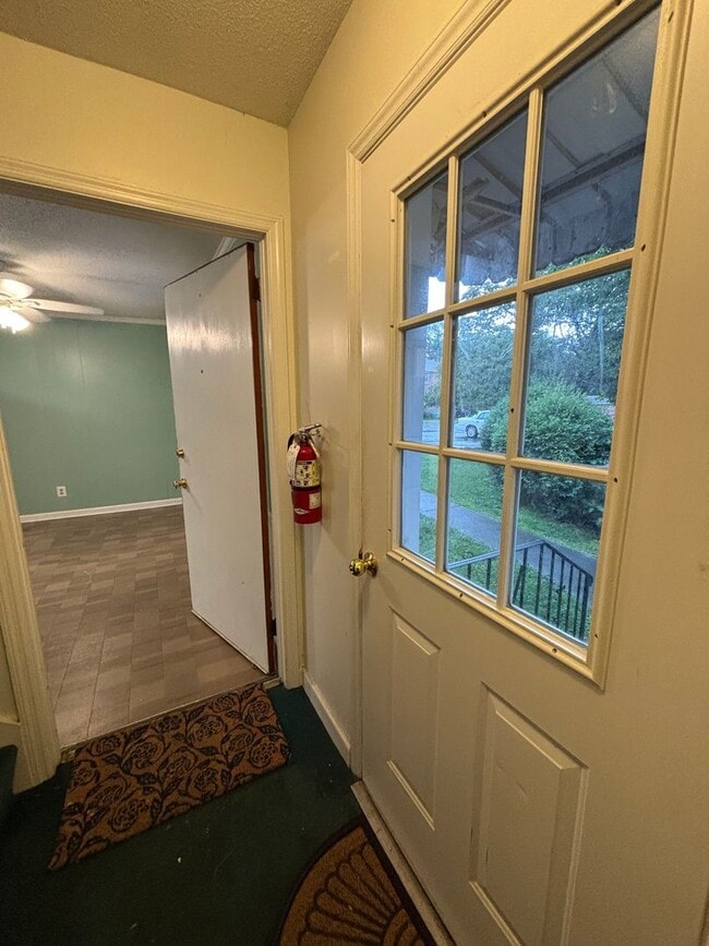 Building Photo - MOVE-IN READY IN FOREST ACRES!