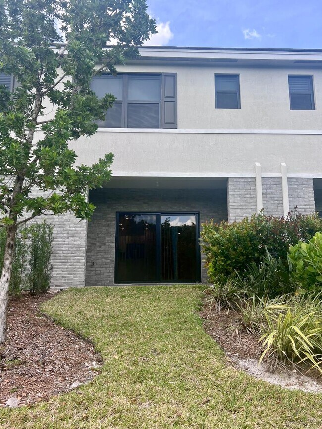 Building Photo - 162 SE 5th Ct
