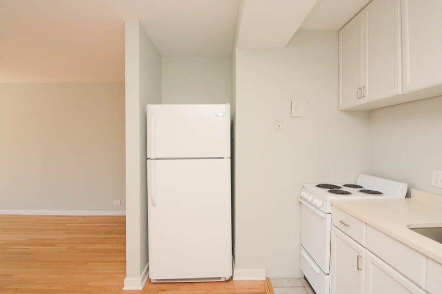 Building Photo - 450 W Wellington Ave