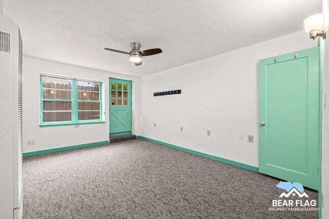 Building Photo - For Rent – 1 Bedroom Back Unit in Mid-Town...