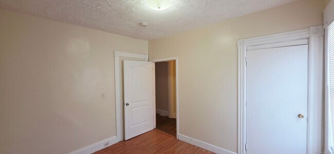 Building Photo - 426 Jane St
