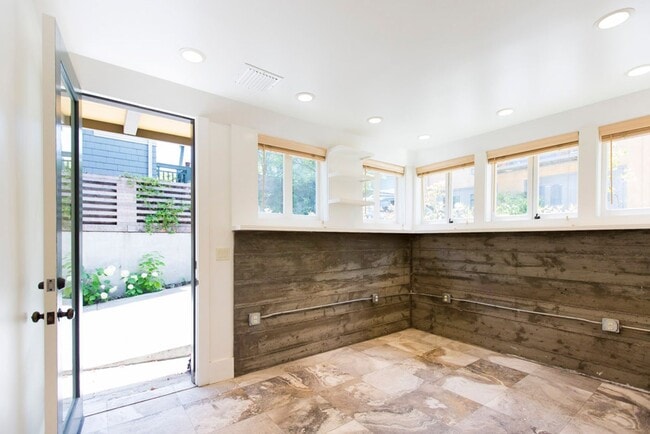 Building Photo - Sunny Apartment in Elmwood Neighborhood