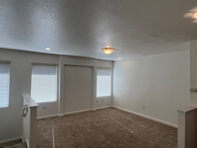 Building Photo - GORGEOUS 3 BEDROOM IN E. ROSEVILLE GATED COMMUNITY!!