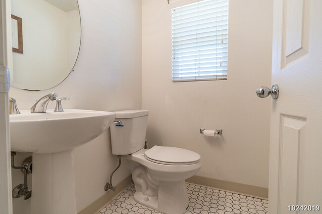 Building Photo - CENTRAL AC 2 bedrooms, 2.5 bath with the 3...