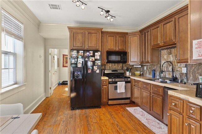 Building Photo - 6050 Laurel St