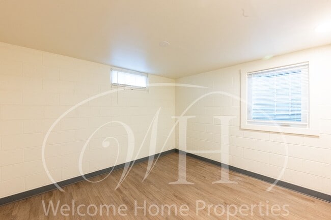 Building Photo - 427 E Pine St