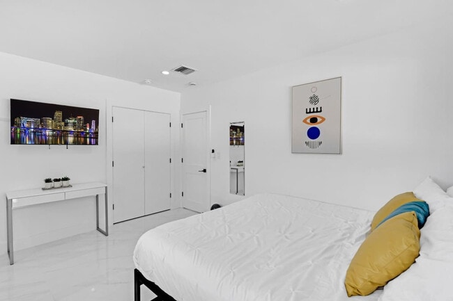 Building Photo - 17835 NE 6th Ave