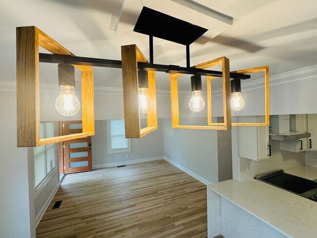 Building Photo - Adorable home minutes from everything