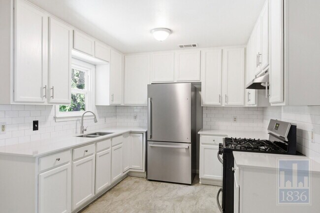 Building Photo - 1604 Sanchez St
