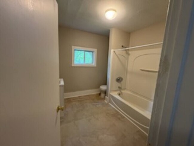 Building Photo - 644 Easter Ave