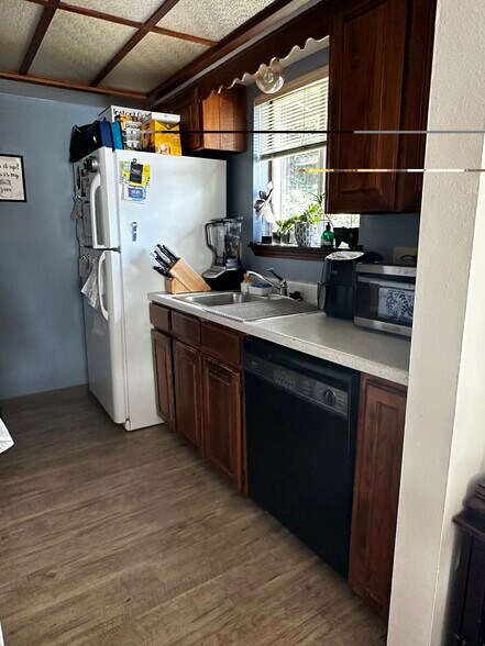 Building Photo - 337 NW Bailey Ave