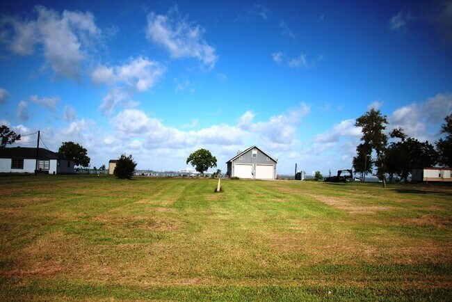 Building Photo - 3814 Tri City Beach Rd