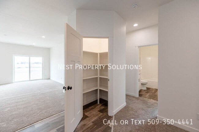 Building Photo - 164 E Montmorency-A