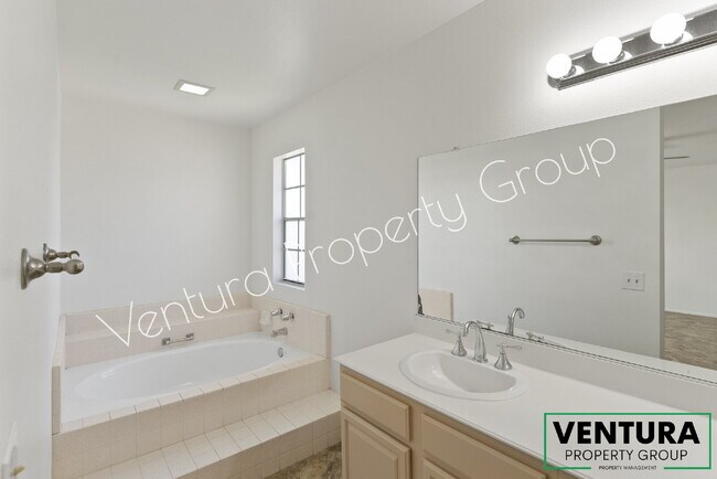 Building Photo - Spacious 4-Bed, 3-Bath Gem in Camarillo Heights