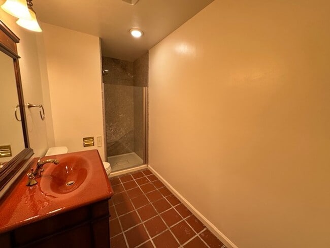 Building Photo - Tri-level townhome in highly desirable Dia...