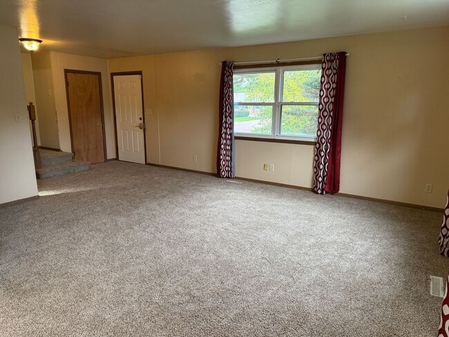 Building Photo - Spacious 5-Bedroom Home for Rent in Sioux ...