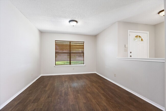Building Photo - 3 bedroom / 2 bath home in Creekside subdivision