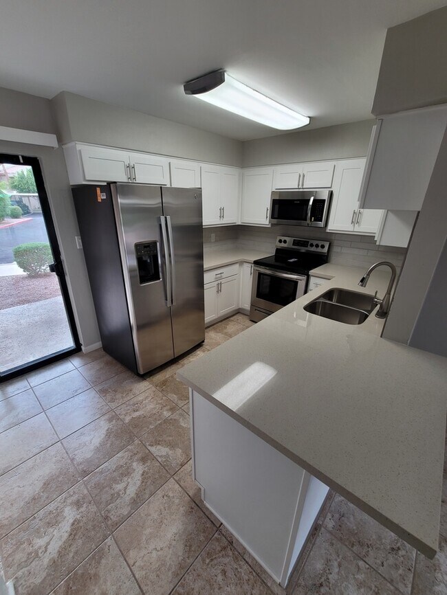 Building Photo - Updated 2/2 condo with 2 master bedrooms!
