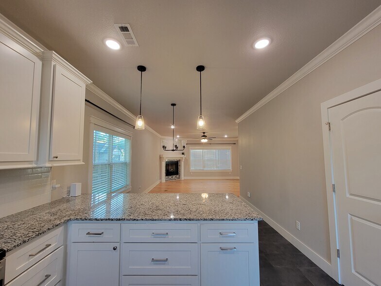 Building Photo - 17 Eastleigh Cir