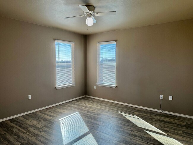 Building Photo - Newer Build 3/2/1 on Quiet Street!