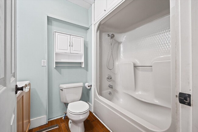 Building Photo - 512 Banks St