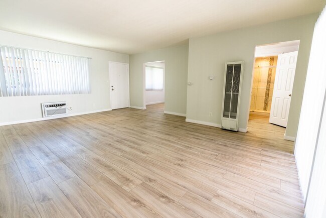 Interior Photo - 18404 Vincennes Street