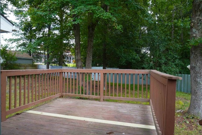 Building Photo - 8001 Clovertree Ct