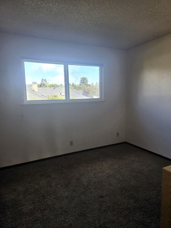 Building Photo - SUPER Spacious Westside Home with BONUS Areas