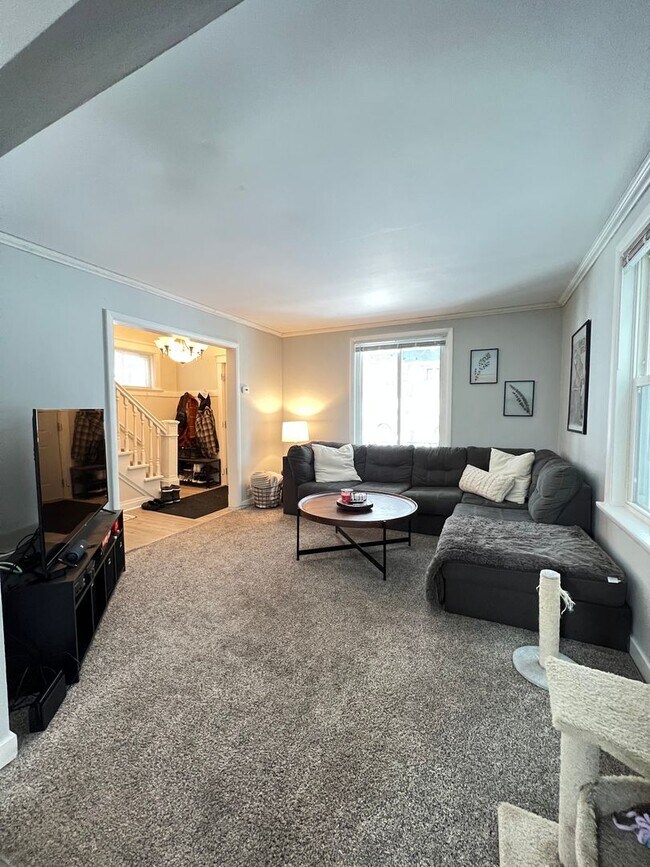 Building Photo - AVAILABLE JUNE 2026 - Renovated 3 Bed 1 Bath Home in East Duluth