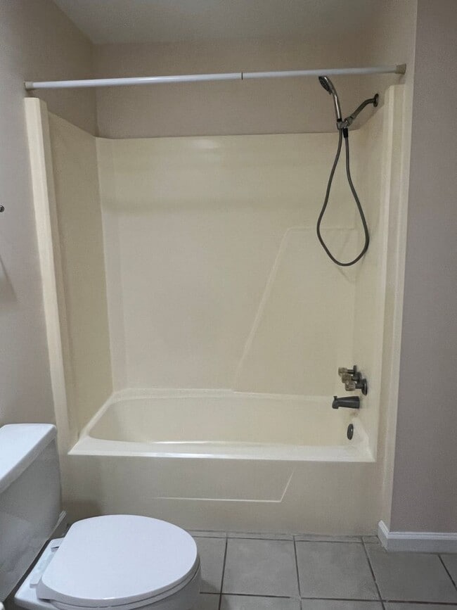 Building Photo - First Floor Forest Gardens - Walk to Beach!