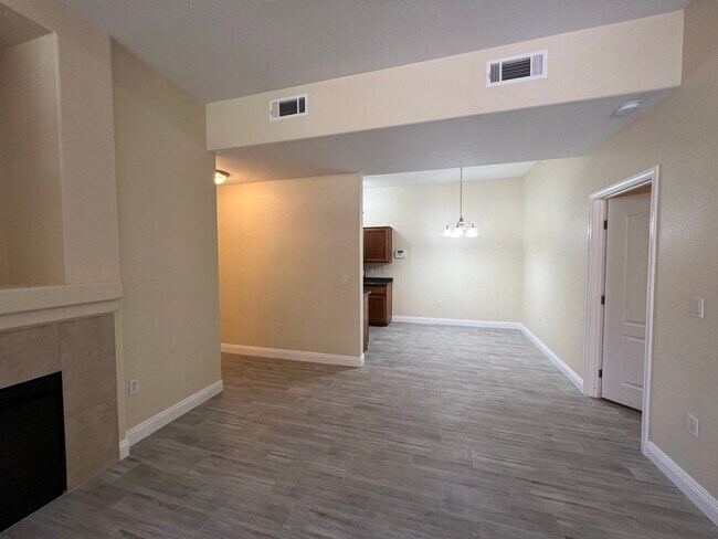 Building Photo - Gorgeous 3 Bedroom, 2 Bath in Silverado Ranch