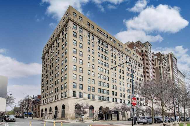 Primary Photo - 2100 N Lincoln Park W