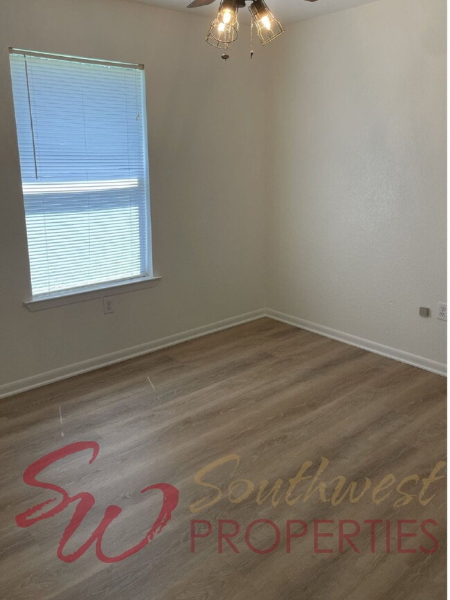 Building Photo - Charming, updated and bright duplex with private backyard!