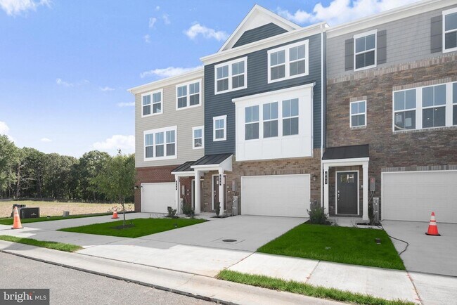 Building Photo - 643 Eastland Row