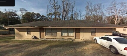 Building Photo - Newly Remodeled unit avail 5/1.