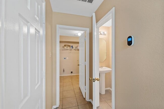 Building Photo - 909 Remington Dr