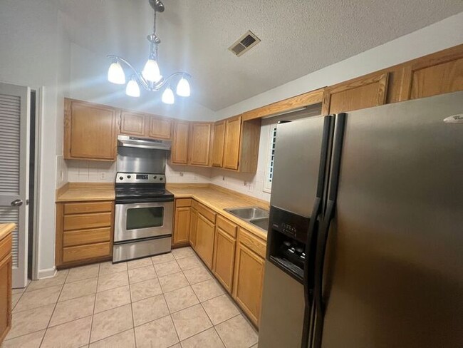 Building Photo - Freshly paint! No Carpet! Barn/Garage! Fir...