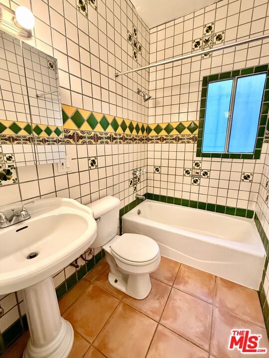 Building Photo - 2166 Beachwood Terrace