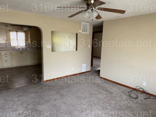 Building Photo - 2 Bed 1 bath house with attached garage in El Dorado!